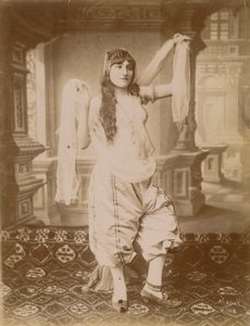 Frau in exotischem Kostüm