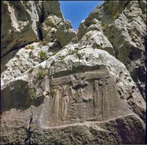 Flachrelief mit einer Figur unter einem geflügelten Wesen, um 1250-1220 v. Chr.