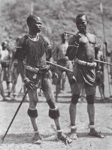 Afrika: Nuba-Rasseltänzer von Hugo Adolf Bernatzik