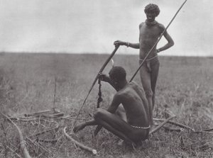 Afrika: Shilluk-Krieger ruhen sich aus von Hugo Adolf Bernatzik