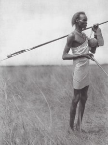 Afrika: Reisender Dinka-Krieger (s/w Foto)