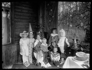Kinder in Kostümen bei der Villa Andersin von Hugo Simberg