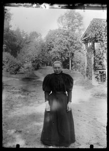 Frau im Hof der Weißen Villa von Hugo Simberg