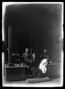Bedienstete auf der Veranda der Villa Niemenlauta von Hugo Simberg
