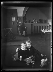 Tom und Uhra Simberg im Atelierhaus an der Siltasaarenkatu von Hugo Simberg