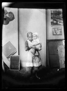 Mädchen und Kind als Modelle im Atelier von Selkäranta von Hugo Simberg