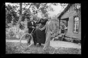 Wolter, Blenda und Einar Simberg im Hof der Gelben Villa, auf der Veranda Elma Simberg von Hugo Simberg