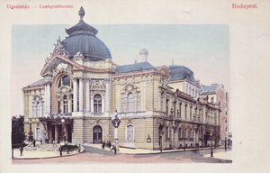 Postkarte, die das Vigszinhaz (Komödientheater) am Grand Boulevard in Budapest zeigt, ca. 1900 (nach einem Farbfoto) von Hungarian School
