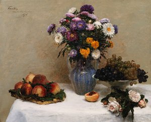 Weiße Rosen und Chrysanthemen in einer Vase - Pfirsiche und Trauben auf einem Tisch mit weißem Tischtuch, 1876