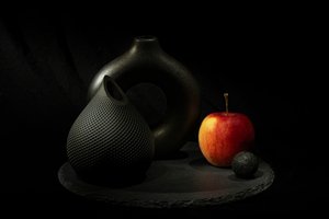Schwarze Vasen Roter Apfel von Igor Kopcev