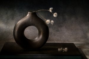 Elegante Dunkle Vase von Igor Kopcev