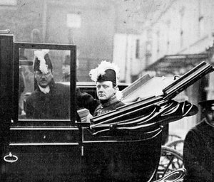 Der Geheimrat, Winston Churchill verlässt den Palast. Eine Nation in Sorge