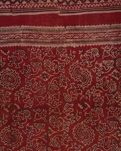 Blockbedrucktes Textil für den Exporthandel mit Gänsen, Lotusknospen und Rosettenmuster, indisch, um 1500 (Detail) von Indian School