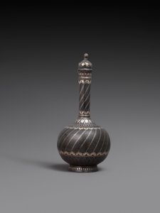 Flasche mit Deckel und Ständer oder Schale aus Metalllegierung mit Silbereinlage, 1700-99 von Indian School