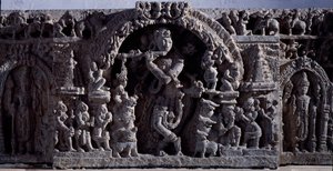 Hinduismus: „Krishna als Venugopala, Meister der Flötenkühe“ Schwarze Steinskulptur, mittlerer Teil. 12. Jahrhundert aus Halebidu, Mysore - Kalkutta, Indian Museum von Indian School
