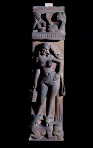 Hinduismus: Darstellung einer Yakshini, Naturgeist, hält einen Käfig und einen Papagei, sie steht auf einem Zwerg - Skulptur von Mathura, Sandstein, 2. Jahrhundert