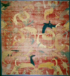 Teil eines Teppichs mit fantastischen Tieren auf rotem Grund, Mughal, ca. 1580-85 von Indian School