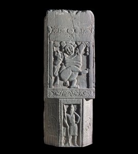 Stupa-Platte mit einem Zwerg und skythischen Figuren, von der Stätte Nagarjuna (Relief) von Indian School