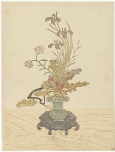Ikebana-Blumenarrangement in grüner Vase