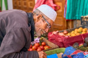 Eine Straßenszene in der Medina von Rabat, Marokko, 2022 (Foto) von Ira Block