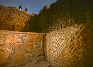 Aufwendige Kunst an den Wänden von Huaca Cao Viejo in El Brujo, 2005