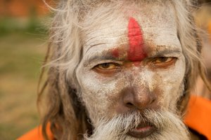 Heilige Männer am Pashupatinath-Tempel am Ufer des Bagmati-Flusses in Kathmandu, Nepal, 2014