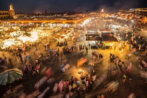 Blick auf Jemaa el-Fnaa, den Marktplatz in der Medina von Marrakesch, 2014 (Foto)