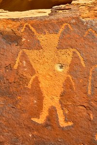 In der Nähe von Vernal, UT bei McKee Springs, Fremont-Petroglyphen, die Krieger mit Trophäenköpfen zeigen, 2005 (Foto) von Ira Block