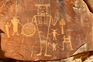 Nahe Vernal, UT bei McKee Springs, Fremont-Petroglyphen, die Krieger zeigen, die Trophäenköpfe halten, 2005 (Foto) von Ira Block