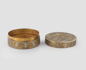 Zylindrische Schachtel mit Deckel, aus graviertem Messing mit Silber eingelegt, mit späterer Vergoldung und möglicher Hinzufügung eines inneren Bandes, 1400-ca. 1525