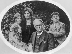 William Butler Yeats (1865-1939) mit seiner Frau Georgie Hyde Lee und den Kindern Anne und Michael