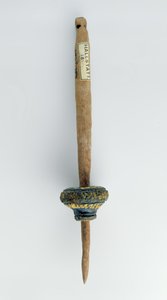 Spinnwirtel mit erhaltenem Holzspindel, aus Hallstatt, Eisenzeit