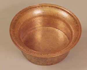 Becken dekoriert mit geometrischen Mustern, Tieren und Schrift, gemacht für Hugo IV. von Lusignan (1299-1359) König von Zypern, ägyptisch oder syrisch