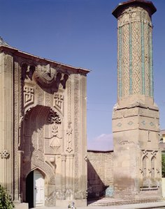 Eingangsportal und Minarett, gebaut ca. 1260-65