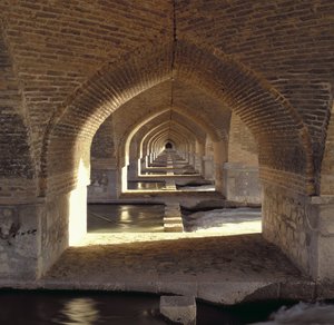 Ansicht entlang der Innenseite der Khaju-Brücke, Safawiden-Periode von Islamic School