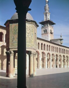 Ansicht des Schatzhauses und des Nordminaretts im Hof, erbaut 705-715 n. Chr. (Foto)
