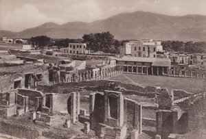 Caserma Dei Gladiatori mit Panorama, Die Fechtschule (s/w Foto) von Italian Photographer