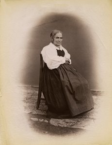 Ältere Frau auf einem Stuhl sitzend, Parre, Lombardei, Italien, Fotografie von Premiata Fotografia Taramelli, Bergamo von Italian Photographer