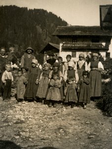 Familie vor dem Haus, Aostatal, Italien 1900-1910 von Italian Photographer