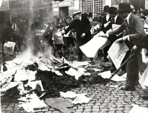 Faschistische Gruppe verbrennt sozialistische Zeitungen „Il Paese“ nach der Verwüstung des Belagerungsortes von Italian Photographer