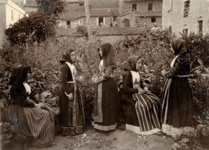 Gruppe von Frauen in traditionellen Kostümen im Garten, Sardinien, Italien von Italian Photographer