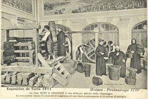 Mönche pressen Champagnertrauben im Jahr 1710, Ausstellung auf der Internationalen Ausstellung in Turin, Italien von Italian Photographer
