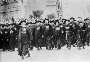 Parade in Rom im Jahr 1931, angeführt vom kirchlichen Körper. von Italian Photographer