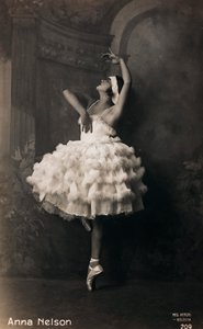 Porträt einer Ballerina, Postkarte; der Träger enthält die Angabe "Anna Nelson"
