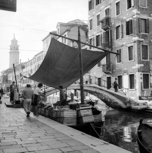 Verkauf von Obst und Gemüse an Bord eines Bootes in einem Kanal, Venedig
