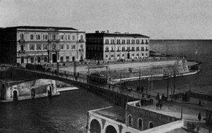 Taranto, Corso due Mari, Drehbrücke (s/w Foto) von Italian Photographer