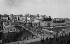 Taranto, geschlossene Drehbrücke und Altstadt (s/w Foto) von Italian Photographer