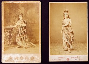 Teresa Stolz und Antonietta Pozzoni in Kostümen für Aida