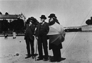 Der Komponist Giuseppe Verdi (1813-1901), der Architekt Camillo Boito (1836-1914) und Noseda bei der Besichtigung der Arbeiten des Ruhehauses für Komponisten (Casa di Riposo per Musicisti) um 1898 auf dem Buonarroti-Platz in Mailand von Italian Photographer