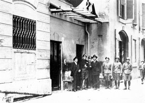 Der erste Sitz der Faschistischen Partei in Mailand in der Via Paolo da Cannobio. 1920er Jahre. von Italian Photographer